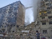 Ukrajina, Rusko, dronový a raketový útok, vojna, Kyjev, zničené budovy, bombardovanie
