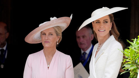 Vojvodkyňa Sophie z Edinburghu (vľavo) a...