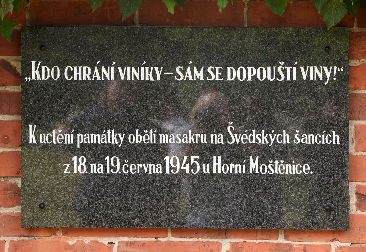Na Ústrednom cintoríne v Olomouci pamätná doska...