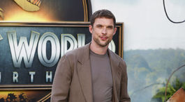 Herec Ed Skrein.
