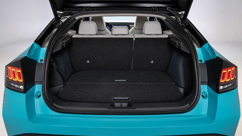 Do kufra sa zmestí 473 litrov batožiny, veko sa...