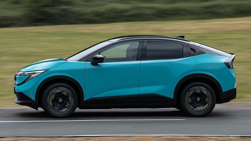 Dojem kupé posilňuje čierna kabína s...