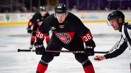 Podpísal zmluvu s Floridou, o NHL však zabojuje vo Švédsku. Slovenský mladík podpísal dvojročnú zmluvu 