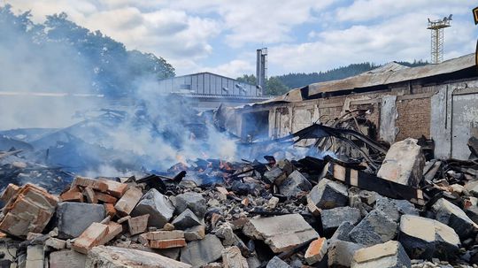 FOTO: Najväčší tohtoročný požiar v Zlínskom kraji: Plamene pohltili pílu, hasiči sú stále v pohotovosti