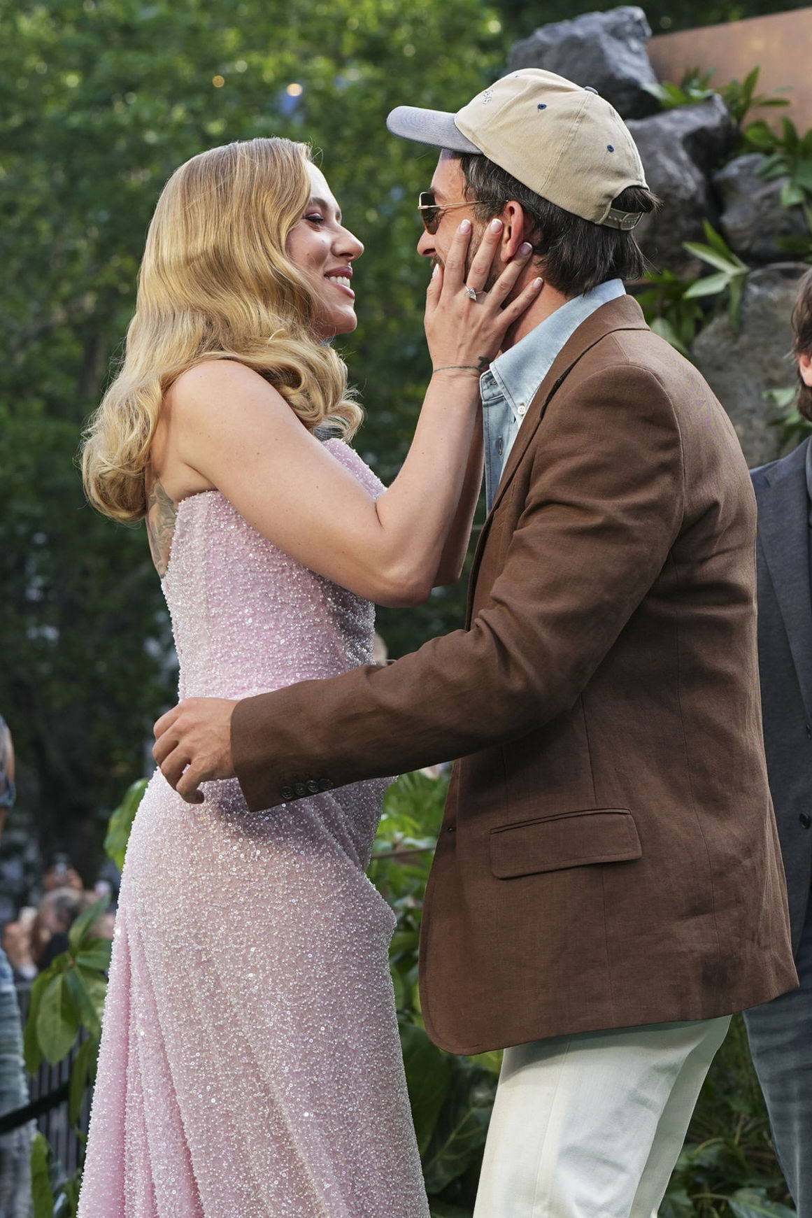 Scarlett Johansson a herec Jonathan Bailey sa...