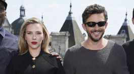 Scarlett Johansson (vľavo) a Jonathan Bailey