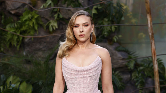 Herečka Scarlett Johansson v kreácii Vivienne...