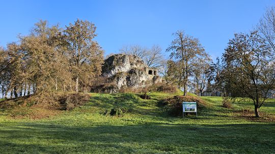 Umelé zrúcaniny na brale v parku Zoltánka v...