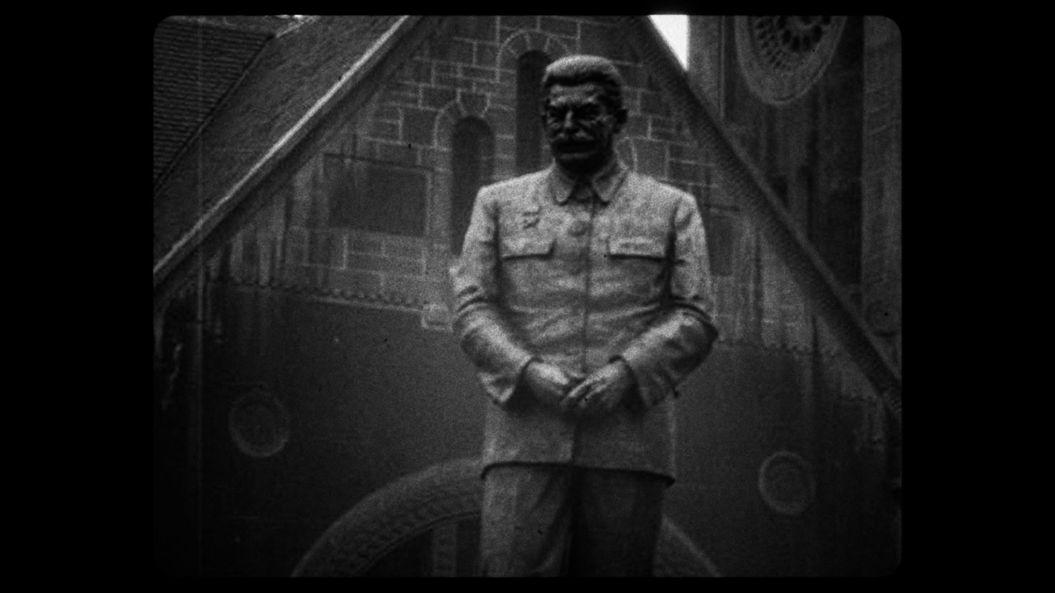 Film rozpráva o udalostiach po nástupe stalinizmu.