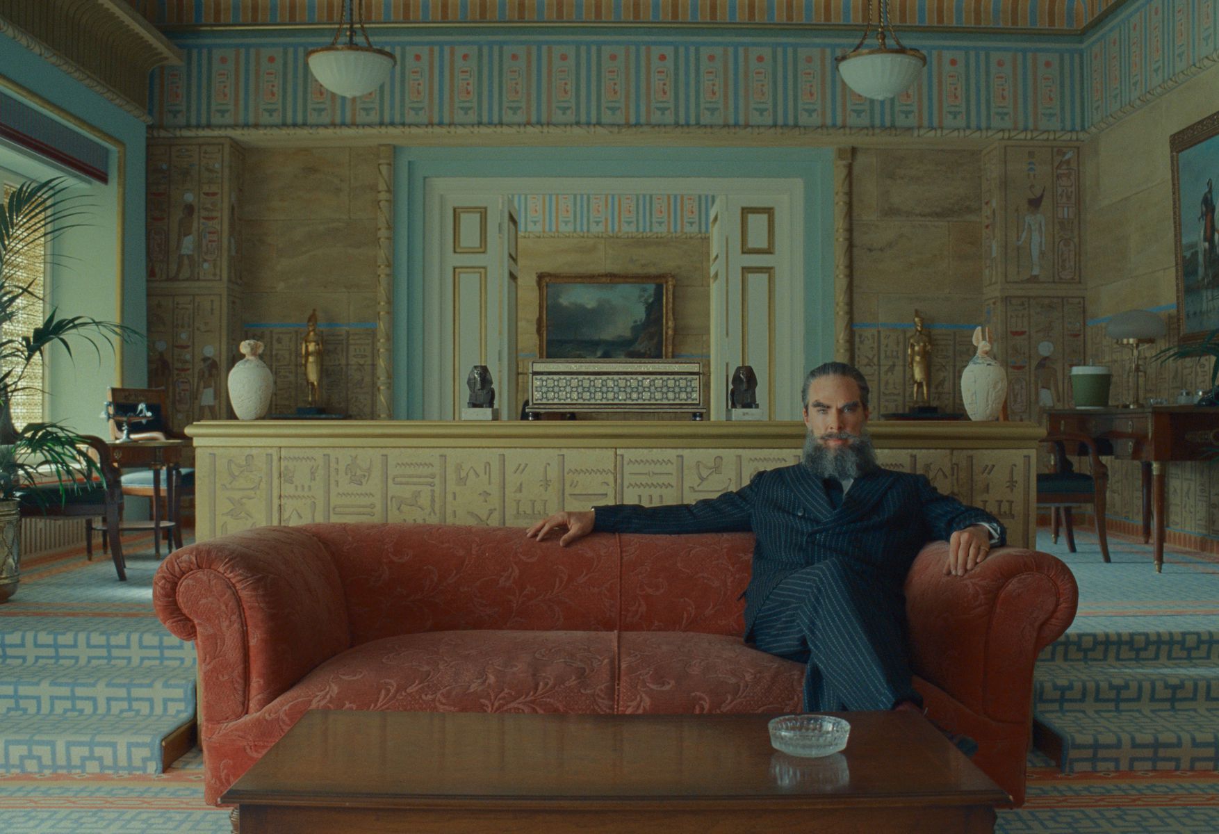 Benedict Cumberbatch ako strýko Nubar.