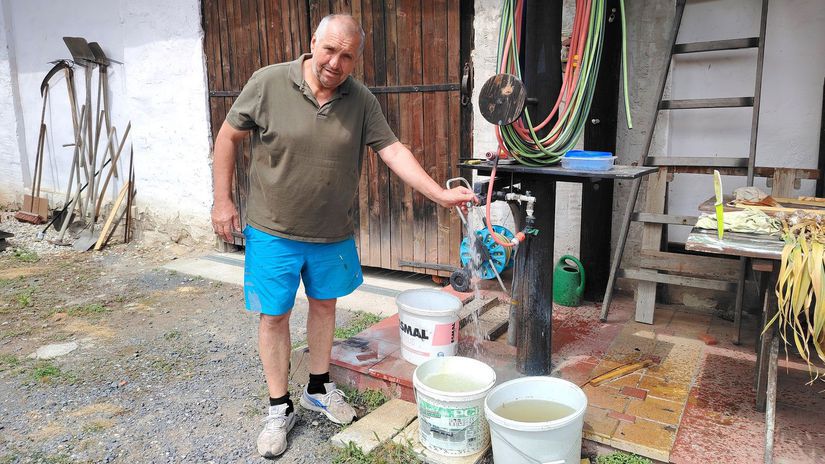 Ján Šály nám predviedol, že jemu už voda tečie....