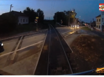 VIDEO: Vodič nebezpečne zostal stáť na...