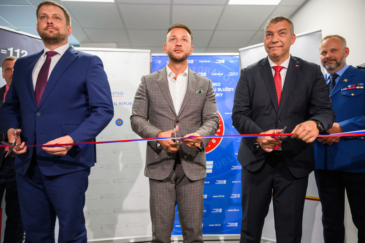 Na snímke zľava minister zdravotníctva SR Kamil...