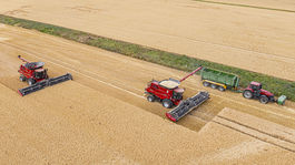 Na leteckej snímke žatva ozimného jačmeňa na...
