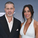 Herec Brad Pitt a jeho partnerka Ines de Ramon na premiére filmu F1.