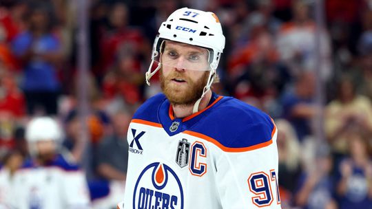 Status legendy už má, prsteň mu stále chýba. Nová zmluva pre McDavida môže prepísať históriu NHL