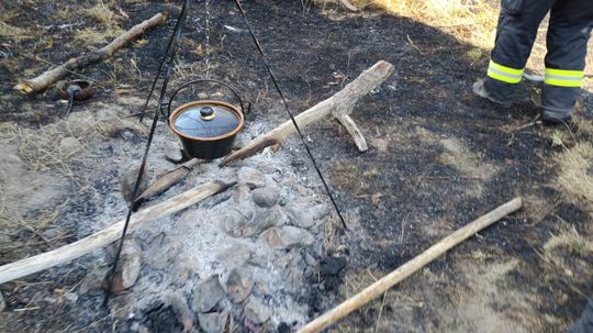 Varenie v prírode spôsobilo požiar. Jeden človek utrpel vážne zranenia