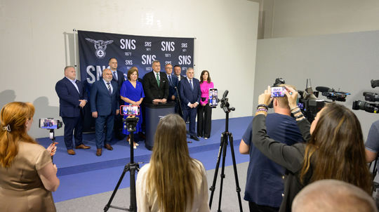 SNS už podala návrh zníženia platu prezidenta, platiť by mohol od januára
