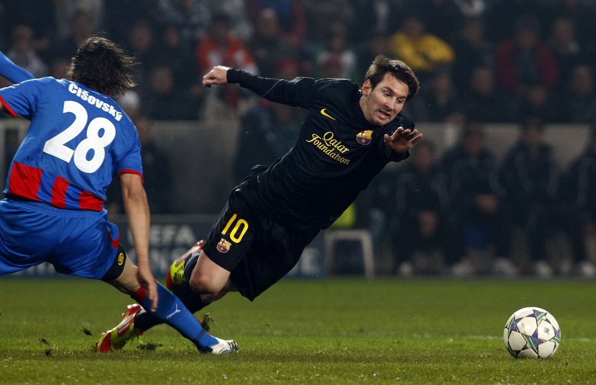 Zákrok Mariána Čišovského na Lionela Messiho.