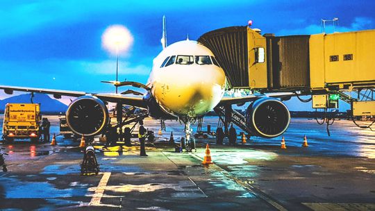 Bruselské letisko opäť pozastavilo prevádzku kvôli dronu