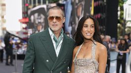 Herec Brad Pitt a jeho priateľka Ines de Ramon,...