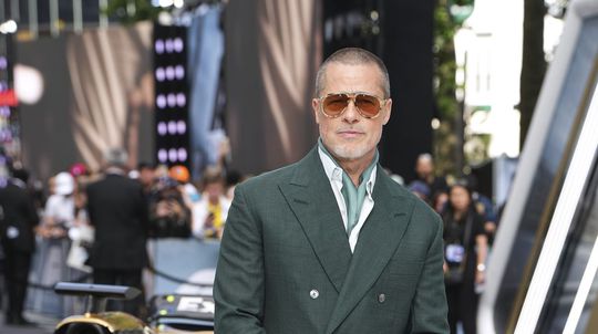 Herec Brad Pitt pózuje fotografom. 