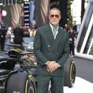 Herec Brad Pitt pózuje fotografom. 