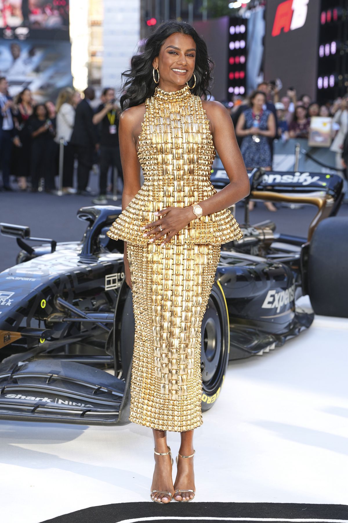 Herečka Simone Ashley v kreácii Balmain.