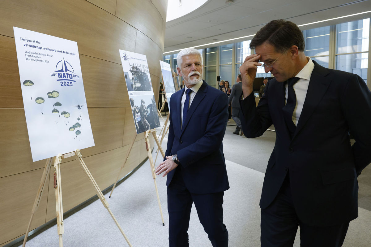 Generálny tajomník NATO Mark Rutte (vpravo) a...
