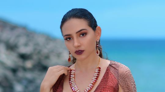 Priesvitné vrstvené mini šaty.