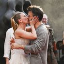 Scarlett Johansson a jej herecký kolega Jonathan Bailey