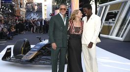 Zľava: Brad Pitt, Kerry Condon a Damson Idris.