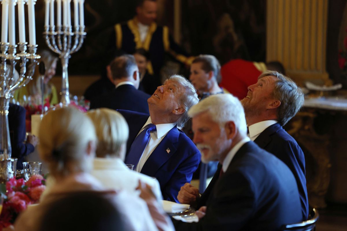 Prezident Donald Trump (v strede) s holandským...
