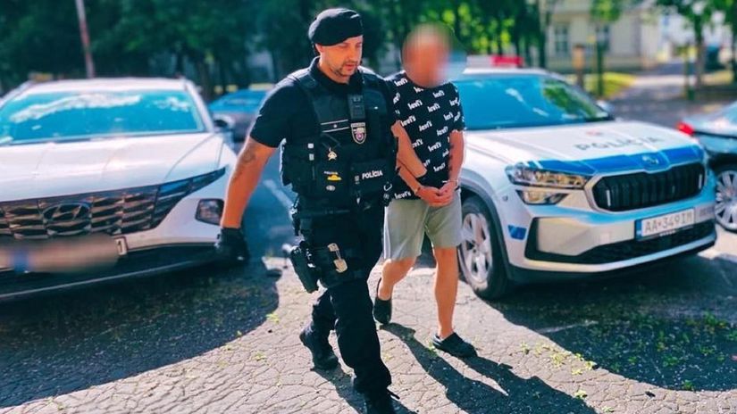Podozrivého páchateľa priviedli policajti, s...