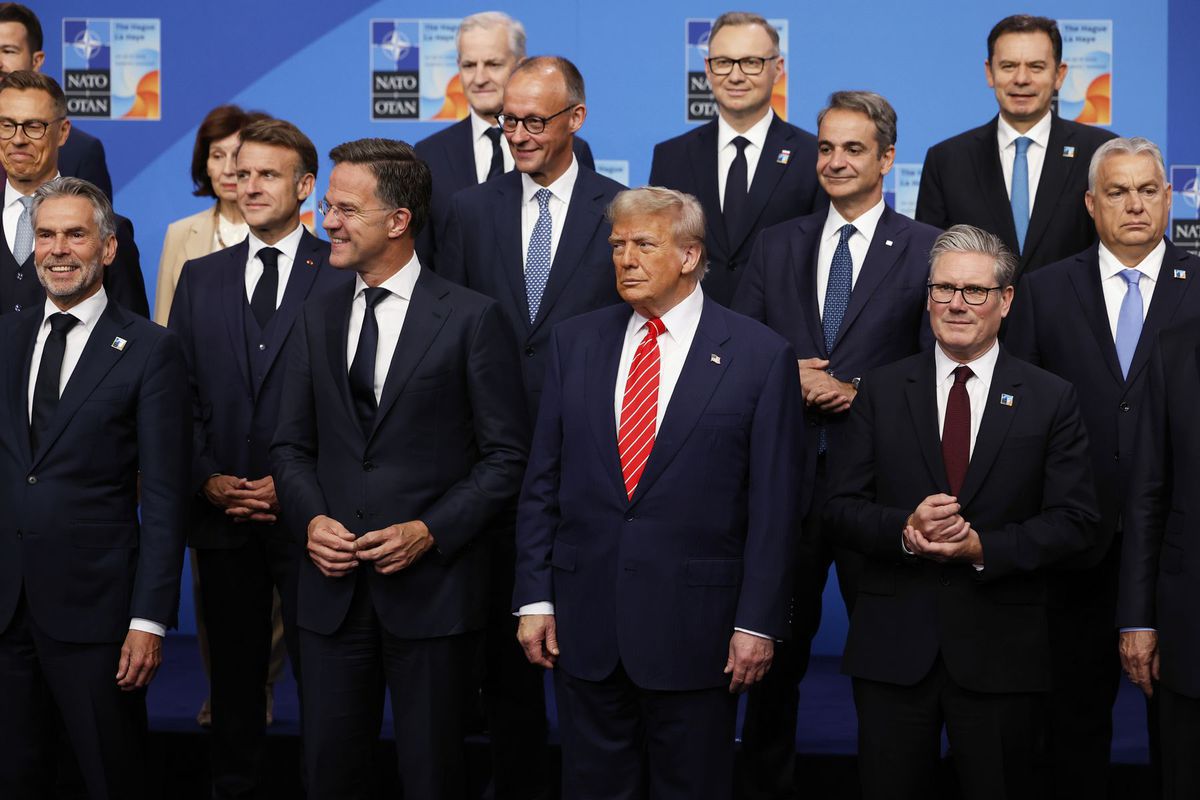 Prezident Donald Trump, v strede vpredu, pózuje...