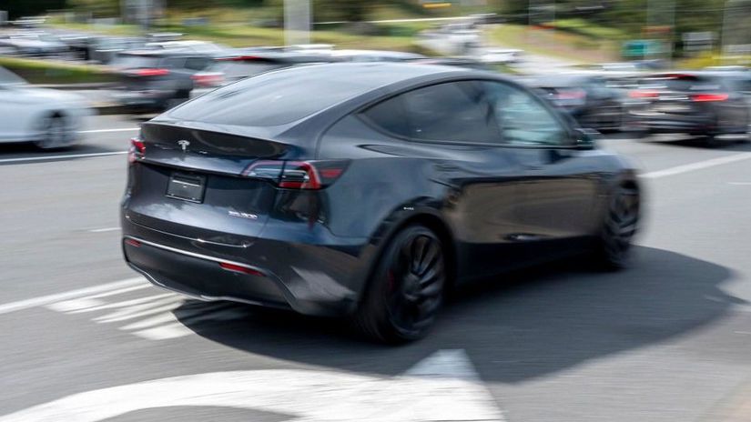 Tesla po rokoch sľubov vypustila do ulíc robotaxíky. Robili hneď chyby - Magazín - Auto - Pravda