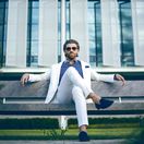 boháč, bohatstvo, luxus, oblek, muž, slnečné okuliare, oddych, relax,