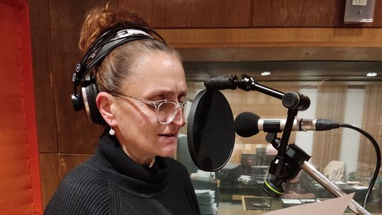 Lucia Vráblicová pri nahrávaní rozhlasovej hry...