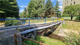 Po telese mosta vedú inžinierske siete