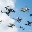 Skupina dronov - obrázok vytvorený umelou inteligenciou