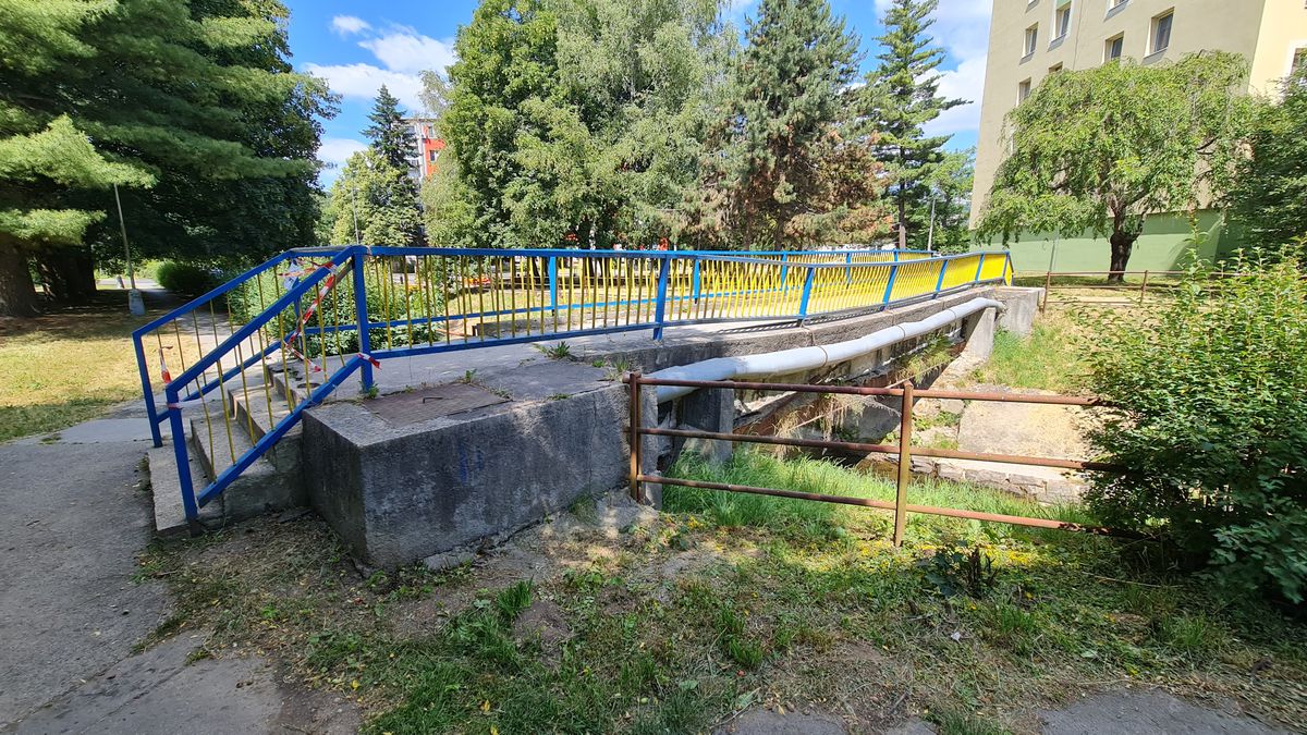 Uzavretý most pre peších medzi Ulicou E. Rótha...