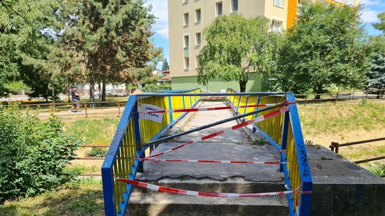 Uzavretý most pre peších medzi Ulicou E. Rótha...