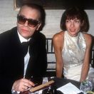 Záber z roku 1992: Anna Wintour a jej milovaný dizajnér Karl Lagerfeld. 