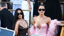 Kim Kardashian (vľavo) a Khloe Kardashian