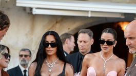 Kim Kardashian (vľavo) a Khloe Kardashian