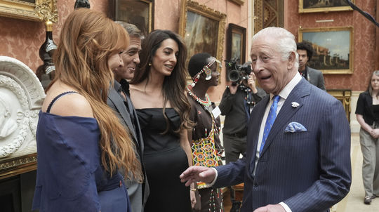 Kráľ Karol III. v rozhovore s podnikateľkou a...