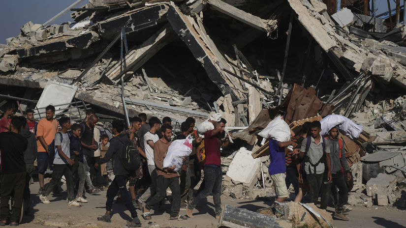 Palestínčania v Pásme Gazy s humanitárnou...