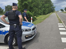 Streľba neďaleko slovenských hraníc: dvaja mŕtvi, ozbrojený muž na úteku