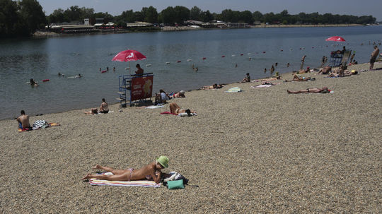 Počasie úraduje: Ľadové „bomby“ v Taliansku, najsuchšiu púšť sveta pokryl sneh, horúčavy sužujú Balkán
