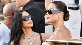 Kim Kardashian (vľavo) a Khloé Kardashian